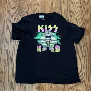 kiss tee